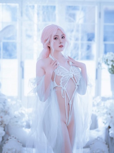 Natsuko夏夏子 – White Moth
