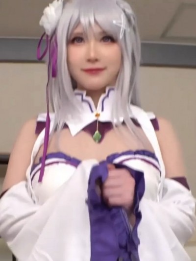 Unknown Cosplayer cosplay Emilia – Re:Zero