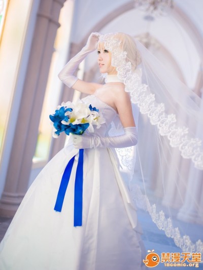 Saber型月10周年婚纱COS