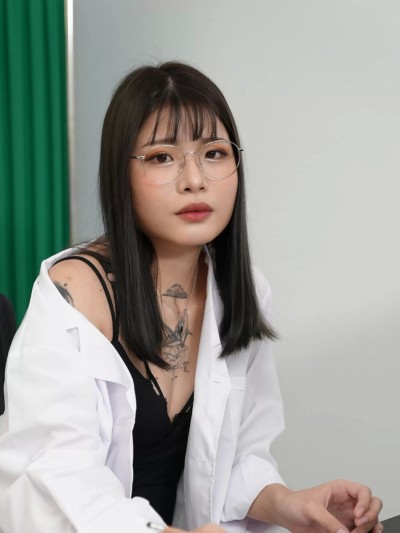 [ 維里娜] 兵士が彼の強い不快感の助けを必要としており、このセクシーな医者が彼を助ける